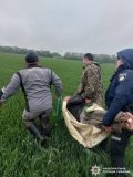 На межі життя: на Вінниччині поліцейські врятували підлітка, який замерзав у полі