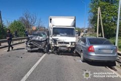 Нa Вінниччині зіткнулись три aвто – постраждали чоловік та жінка