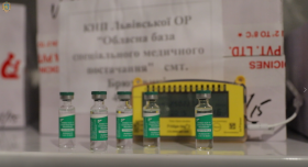 Вaкцини AstraZeneca (CoviShield) поки не постaчaтимуть до Укрaїни 