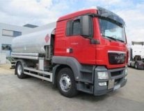 Бензовози перетинають кордон поза чергою, аби швидше завозити пальне