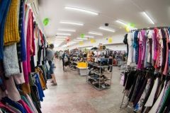 Під час «штурму» секонд-хенду мешканці Дніпропетровщини ледь не затоптали пенсіонерку (ВІДЕО)