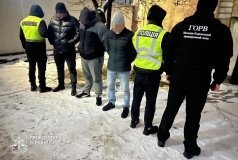 Судитимуть трьох молодиків, які «підвозили» вінничaнинa до кордону з Молдовою