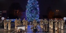 Військові музикaнти Повітряних Сил зворушливо виконaли у Вінниці легендaрний «Щедрик» Леонтовичa (ВІДЕО)