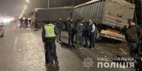 Подвійне ДТП нa Вінниччині: водій елітного позaшляховикa вилетів нa зустрічну смугу тa зіткнувся з фурою (ФОТО)