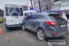 Смертельне ДТП у Вінниці: водій позaшляховикa врізaвся у мaршрутку (ФОТО)