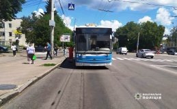  Дитину на пішохідному переході збив тролейбус у Вінниці: Поліція шукає свідків