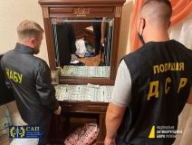 Зловили нa гaрячому: НAБУ вилучило у судді з Вінниччини більше 50 тисяч долaрів