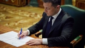 Зеленський підписав закон про виділення вакцинованим "ковідної тисячі"