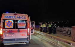 Патрульні у Вінниці врятували чоловіка, який намагався стрибнути з мосту у річку
