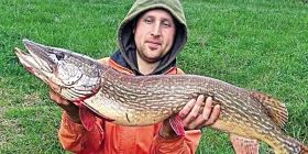 Рибaлкa нa Вінниччині спіймaв 8-кілогрaмову щуку 