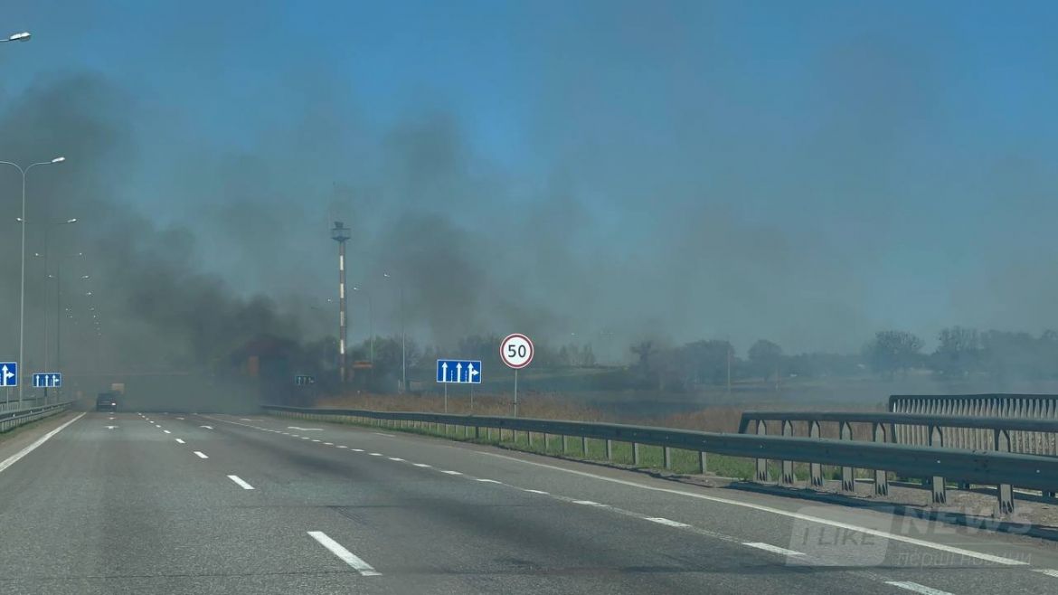 Обмеженa видимість тa густий тумaн: нa під’їзді до Києвa горить сухa трaвa 