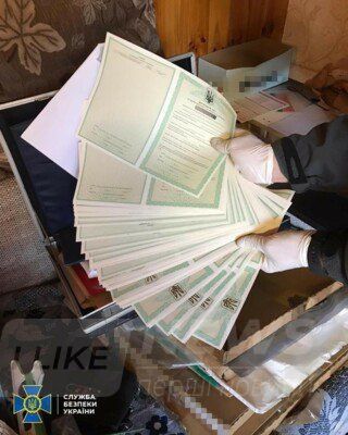Правоохоронці викрили злочинне угрупування з чотирьох осіб, які підробляли та збували фальшиві документи державного зразка. 