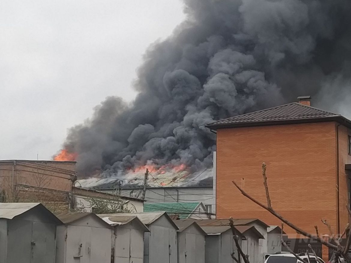 Вогонь перекидається на сусідні будівлі: у Вінниці палают офісні приміщення (ФОТОРЕПОРТАЖ)