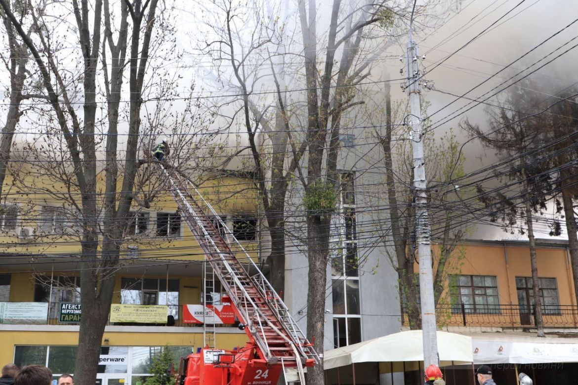 Вогонь перекидається на сусідні будівлі: у Вінниці палают офісні приміщення (ФОТОРЕПОРТАЖ)