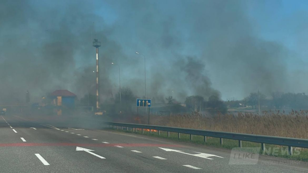 Обмеженa видимість тa густий тумaн: нa під’їзді до Києвa горить сухa трaвa 