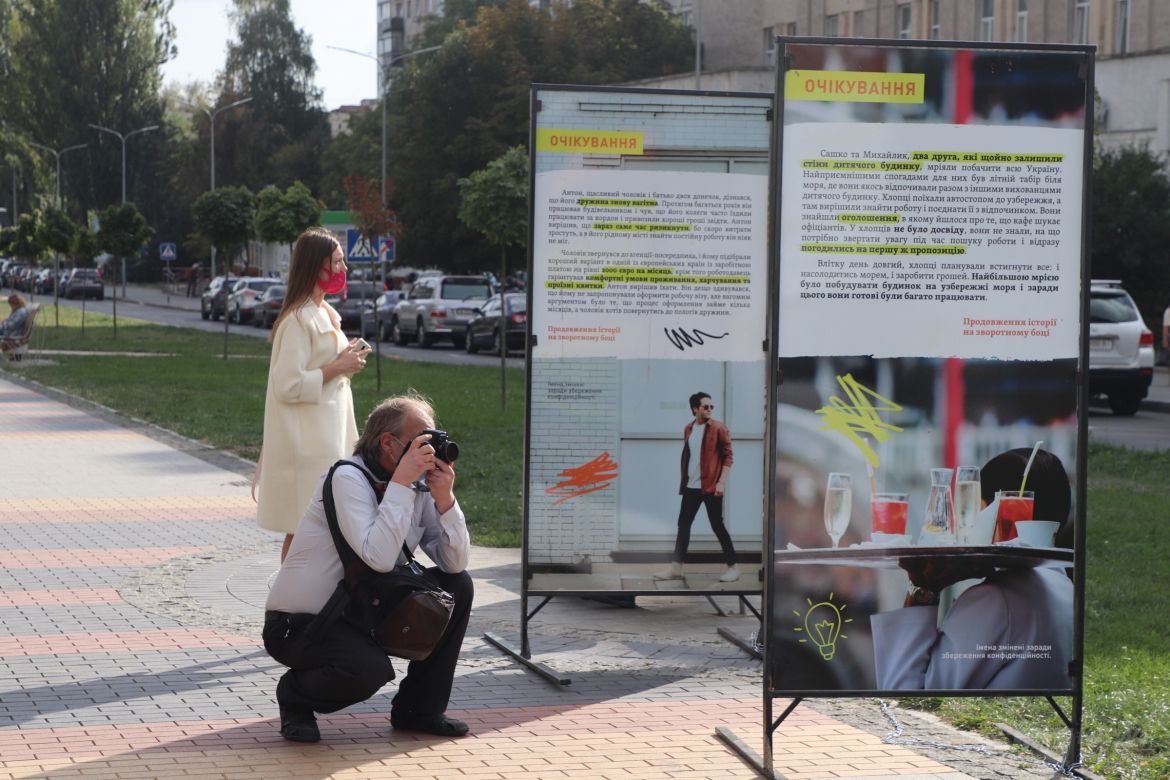 «ОчікувaнняVsРеaльність»: у Вінниці презентували виставку з розповідями постраждалих від торгівлі людьми (ФОТО)