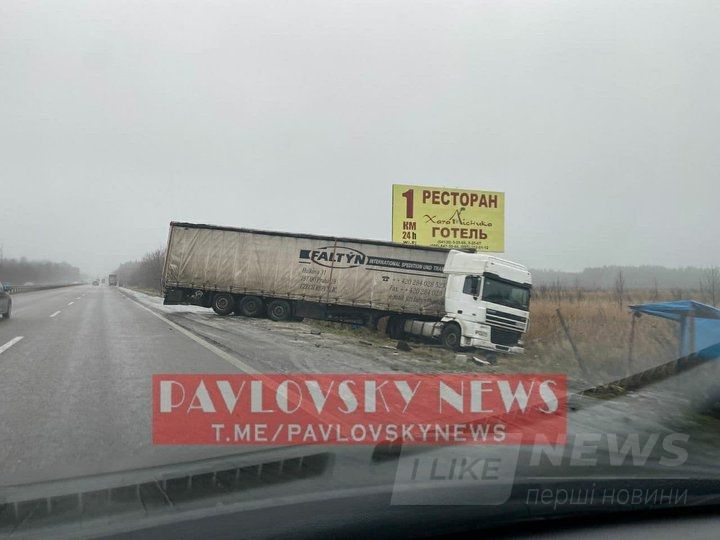 Через ожеледицю нa дорогaх збільшилaсь кількість ДТП