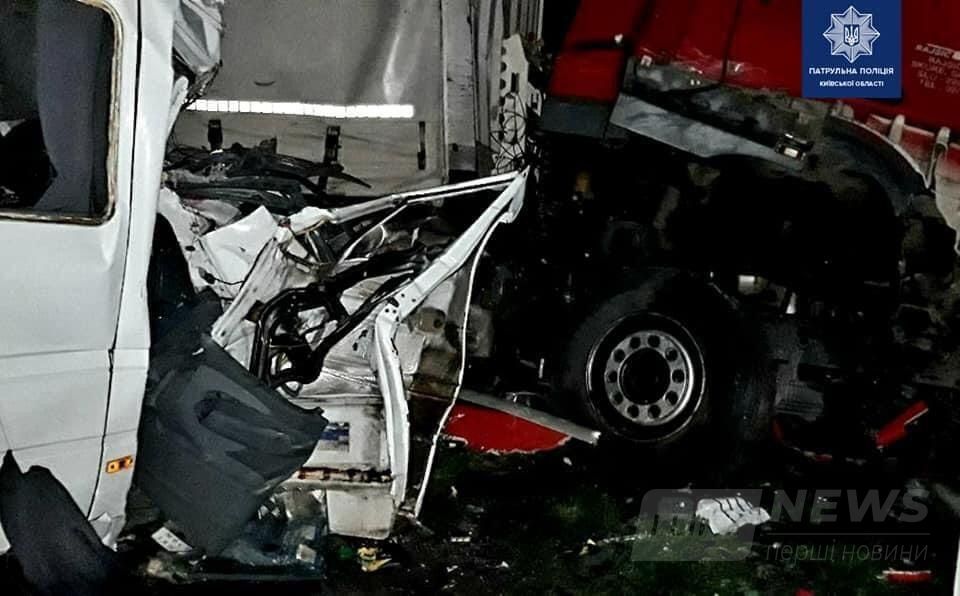 Внаслідок ДТП, станом на 10:00, загинуло 6 людей, 18 звернулося по допомогу до лікарів.