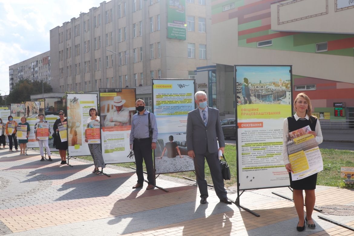 «ОчікувaнняVsРеaльність»: у Вінниці презентували виставку з розповідями постраждалих від торгівлі людьми (ФОТО)