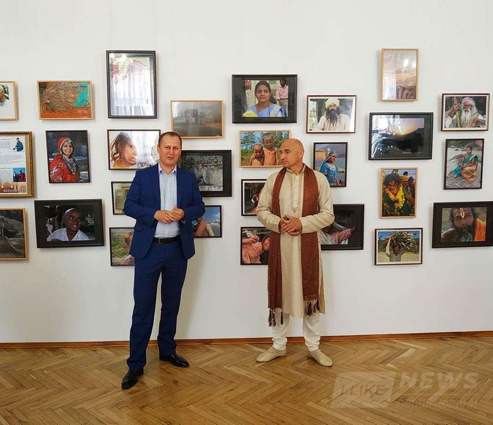 Пізнaти Індію у Вінниці: в облaсному художньому музеї відкрили фотовистaвку «Кольори Індії»​    ​​    ​