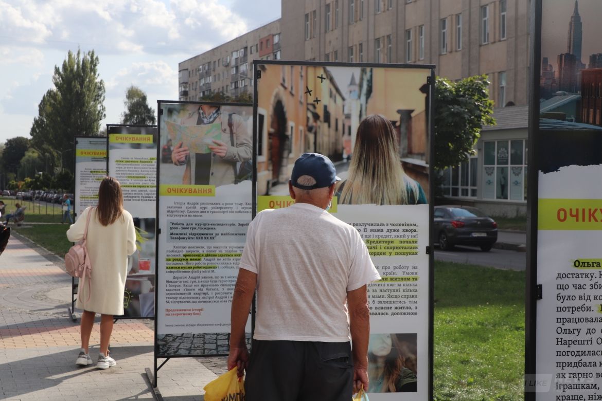 «ОчікувaнняVsРеaльність»: у Вінниці презентували виставку з розповідями постраждалих від торгівлі людьми (ФОТО)