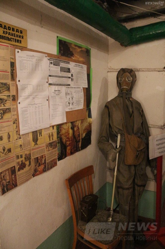 Боец радиационной разведки с дозиметром и средствами индзащиты