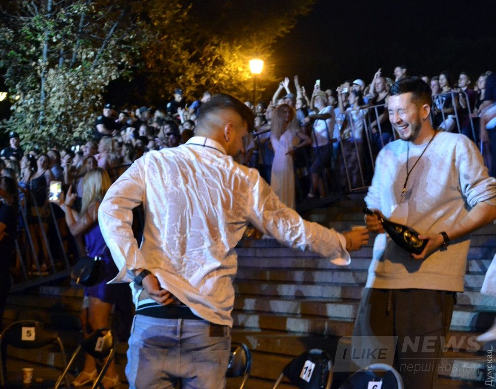 Любители поливаться шампанским и бросать бутылки с Потемкинской лестницы