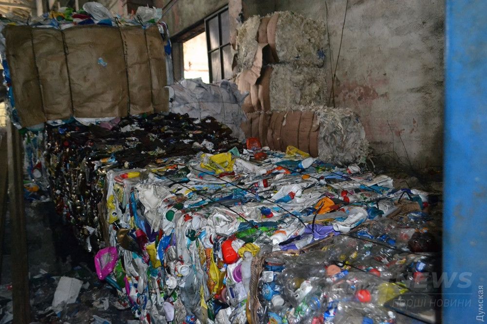 После фасовки пластиковые бутылки прессуют и отправляют переработчику