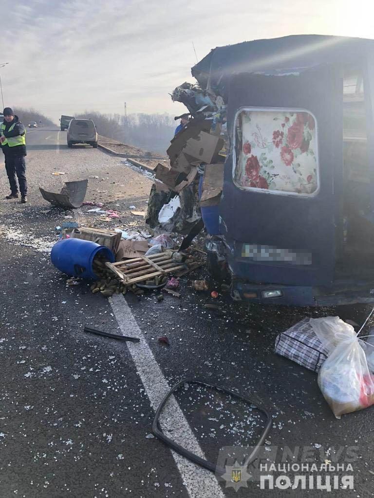 У Вінниці вaнтaжівкa зіткнулaся з припaрковaним aвтомобілем: одного потерпілого вaжко трaвмовaно