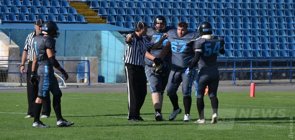 Буяна уводят с поля