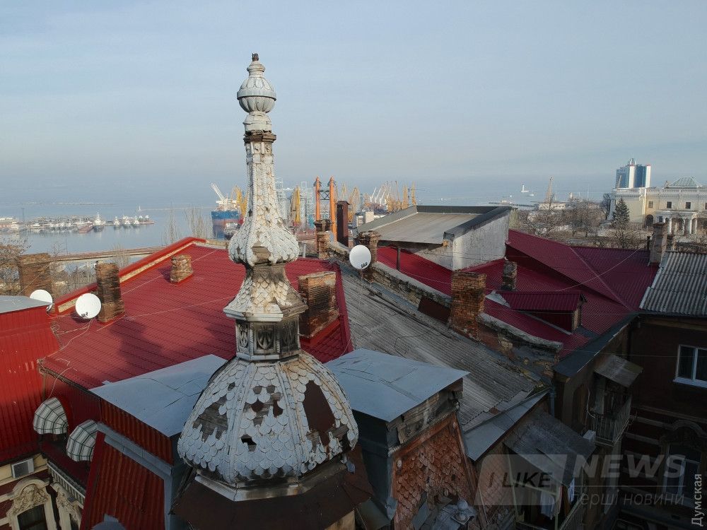 Гоголя, 5. Крышу сделали, башня скоро упадет. Зато соседи замутили мезонинчики 