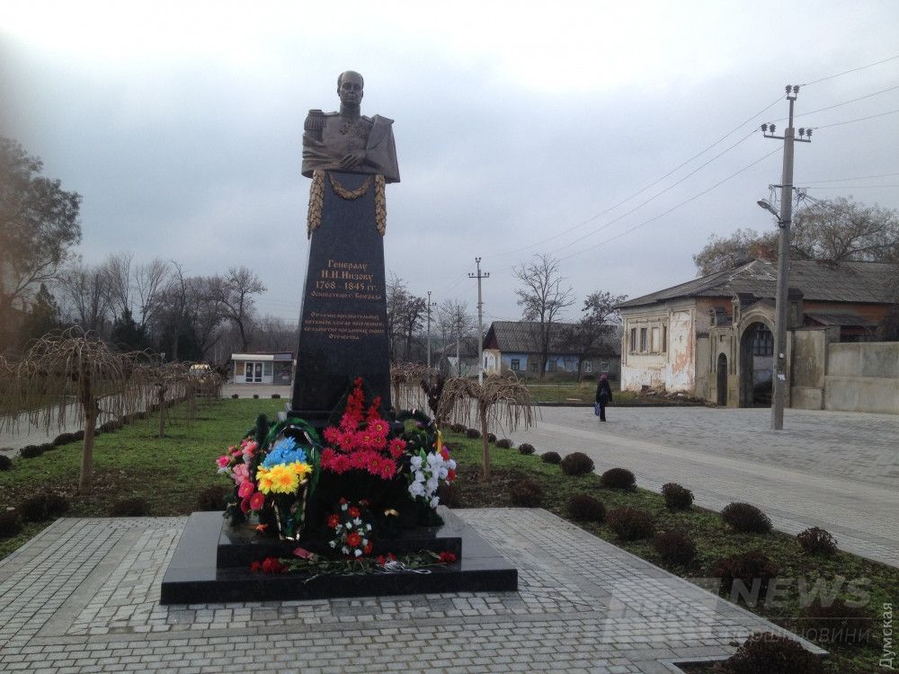 Воссозданный памятник Инзову. Открыт в октябре 2017 года