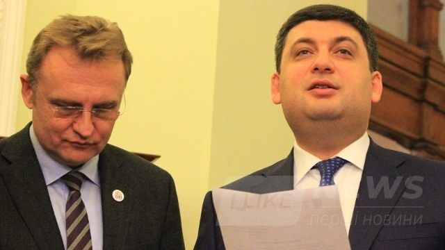 У січні Володимир Гройсман у присутності журналістів закликав очільника Львівщини допомогти Садовому