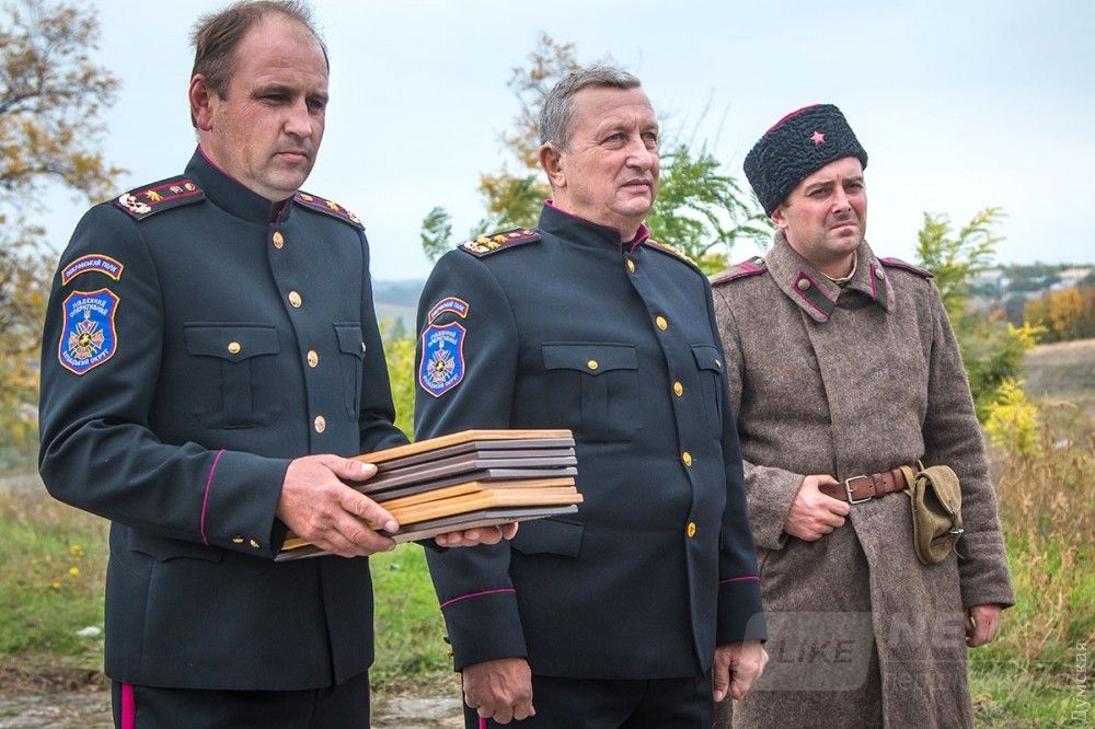 Александр Баранов (в центре)