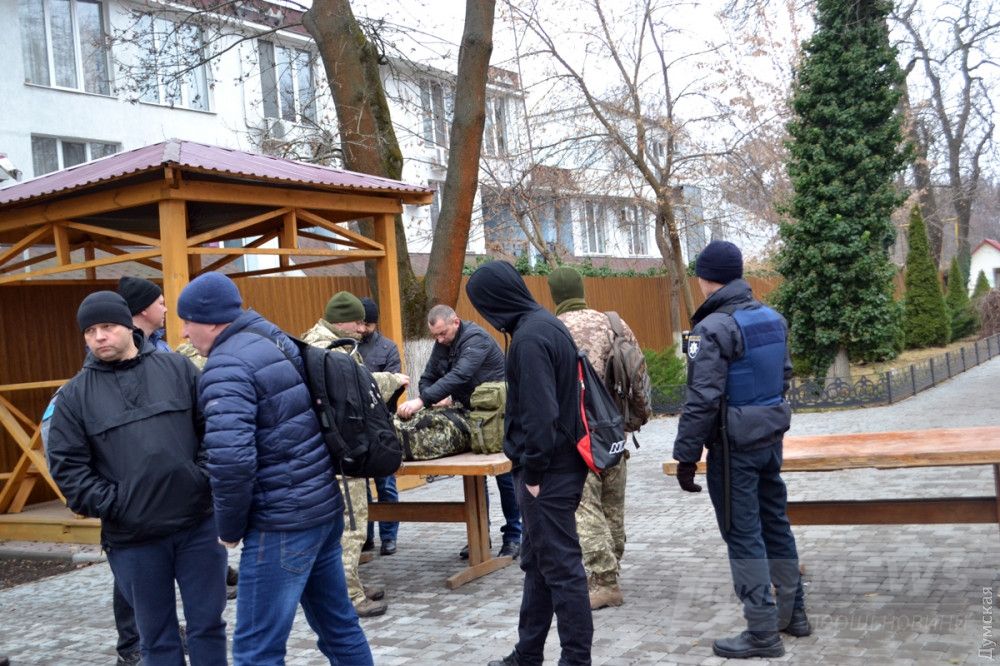 ВСПшники и полицейские ищут запрещенные предметы