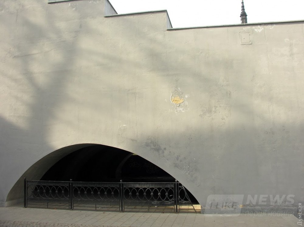 Потемкинская лестница. Влага по прежнему проникает в остов лестницы и выходя оттуда, разрушает штукатурку и краску. Гидроизоляция парапетов низкого качества, ее как таковой нет. Функции гидроизоляции выполняет гранитная плитка. Но поскольку межплиточные швы негерметичны, то влага проникает вглубь конструкции и затем выходит оттуда, разрушая отделку