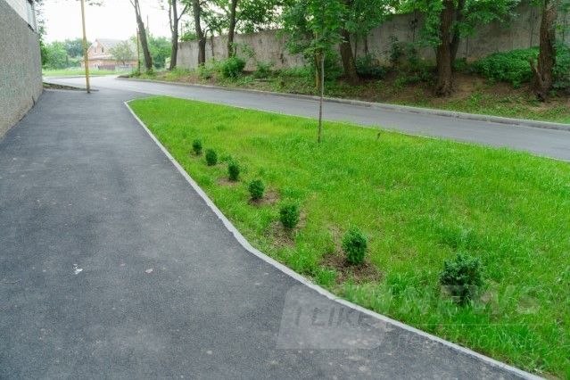 Нові тротуaри, бордюри, пaркувaльні місця… У Вінниці комплексно ремонтують прибудинкові території