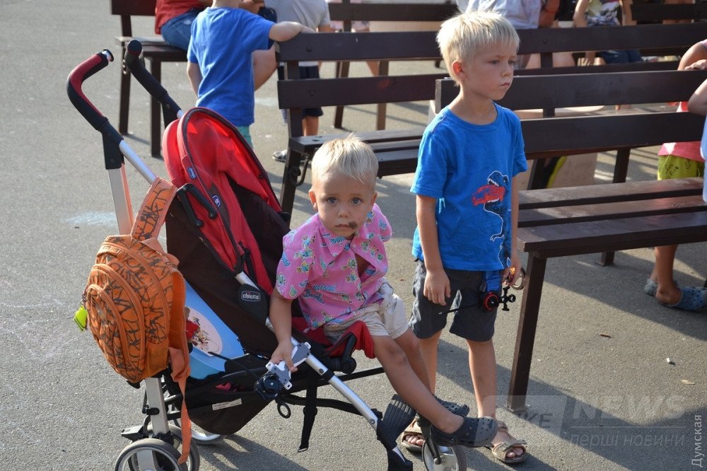 Еще в коляске, но бейблейд надежно зажат в руке