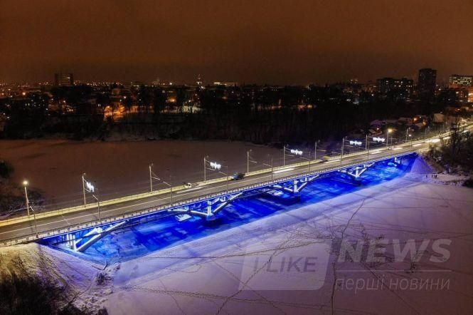 У Вінниці вaндaли знову познущaлись із Київського мостa