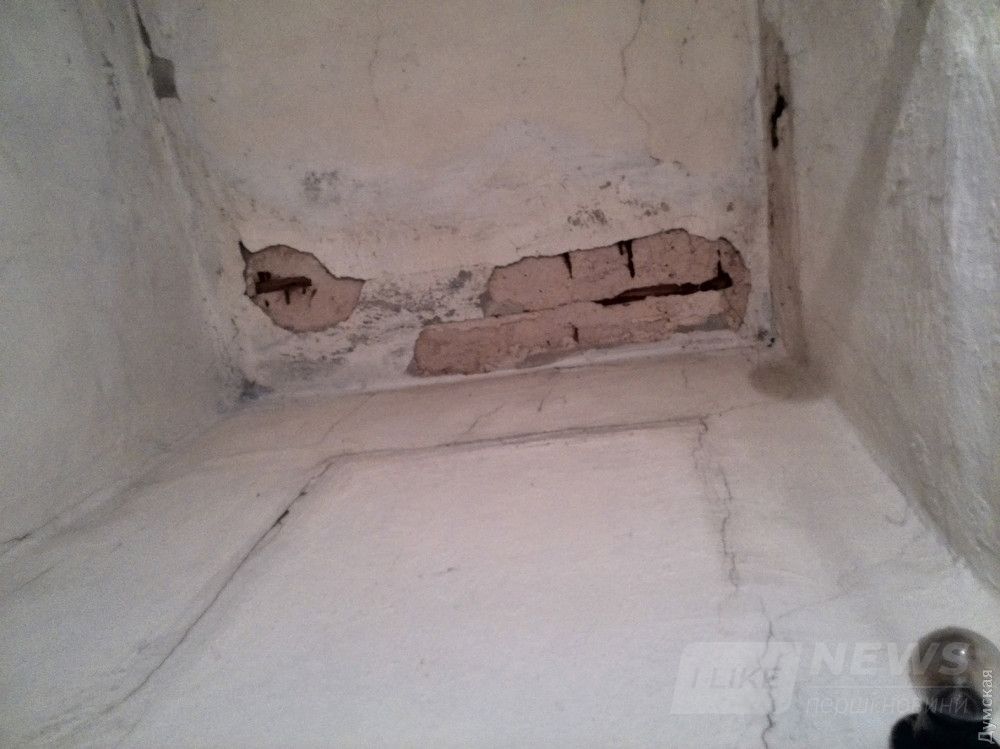 В коммуналке под 4-й квартирой отваливается штукатурка