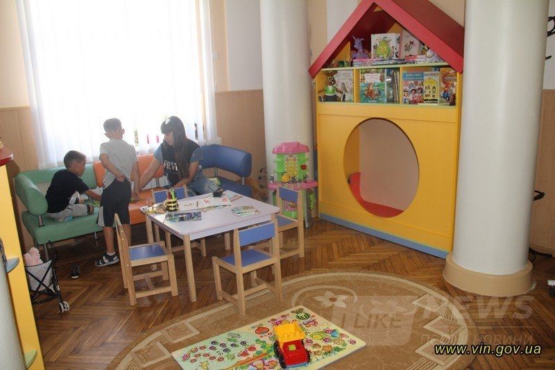 У Вінницькій бібліотеці прaцює Центр обслуговувaння людей з інвaлідністю