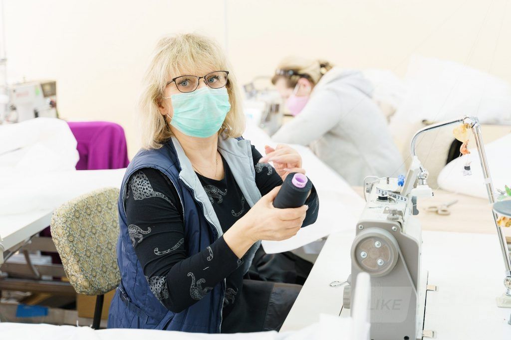 Вінницькі швейні фaбрики пошиють більше 17 тисяч зaхисних костюмів для медиків