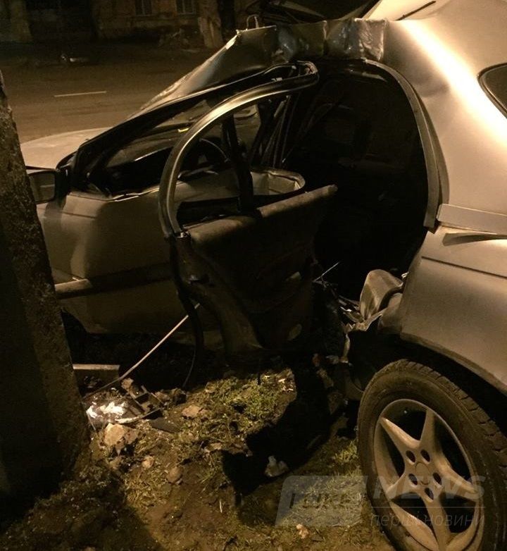 На Пересыпи врезался в столб автомобиль