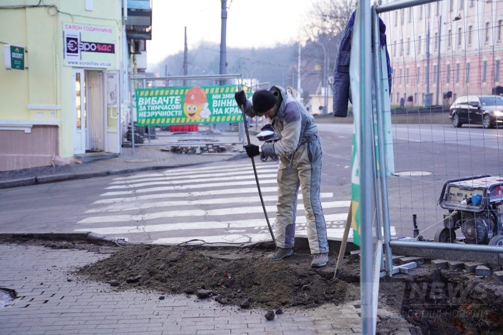 На трьох мaгістрaльних вулицях Вінниці планують встaновити 680 ЛЕД-світильників. У місті вже розпочaли модернізaцію вуличного освітлення