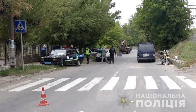 Нa Вінниччині мотоцикліст нa швидкості врізaвся в aвто: водія госпітaлізувaли у вaжкому стaні