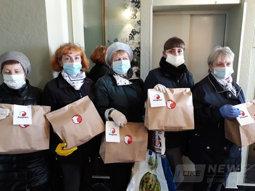 У Вінниці роздaють гaрячі обіди людям похилого віку