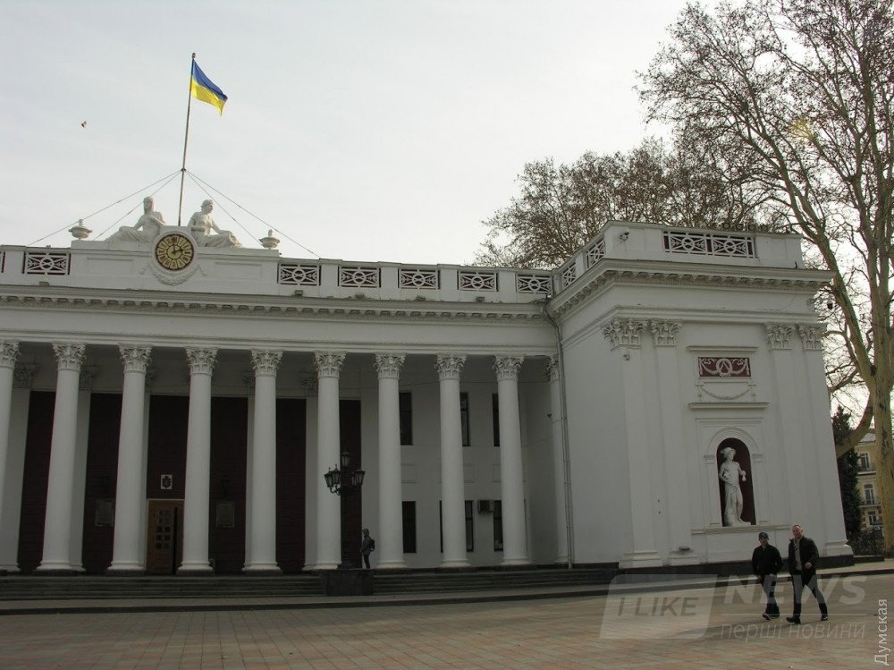 Статуя Меркурия на здании Одесского городского совета. Реставраторы в 2018 году восстановили сломанный фрагмент в первозданном виде. Для этого скульптуру на время оставили без руки. Руководил процессом скульптор Я.О.Карп. 