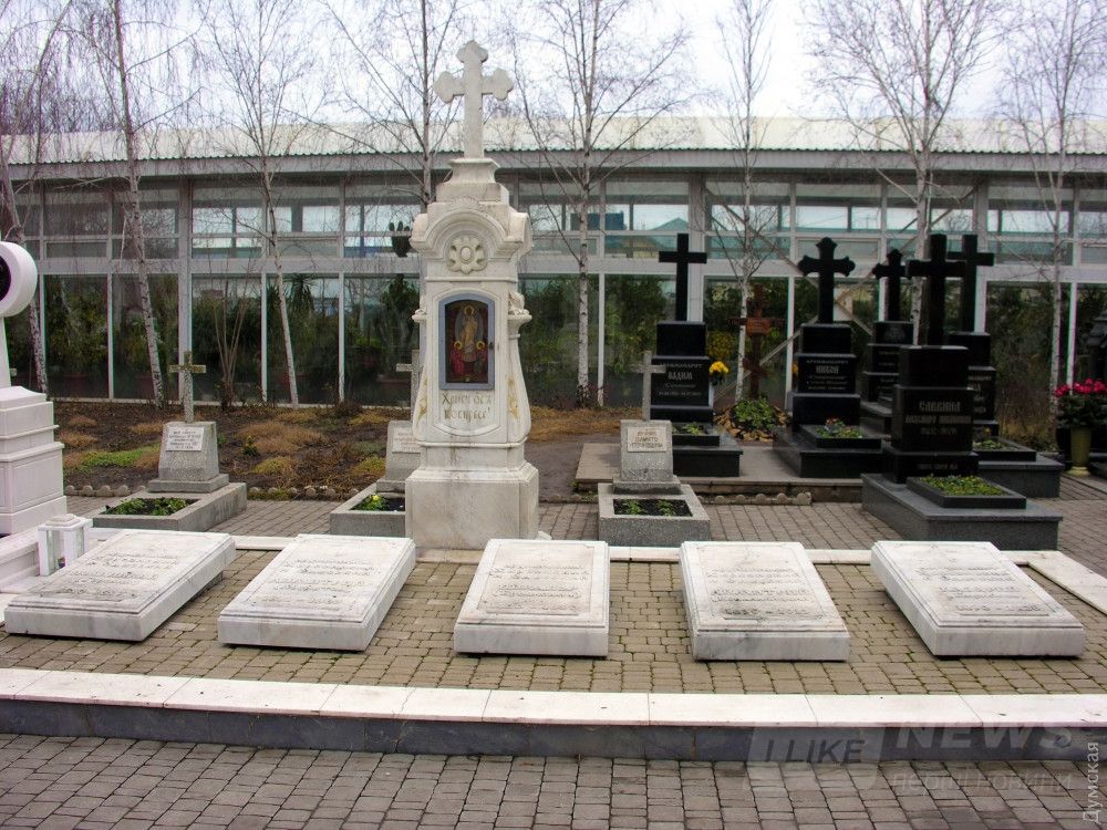 А так выглядят могилы предшественников