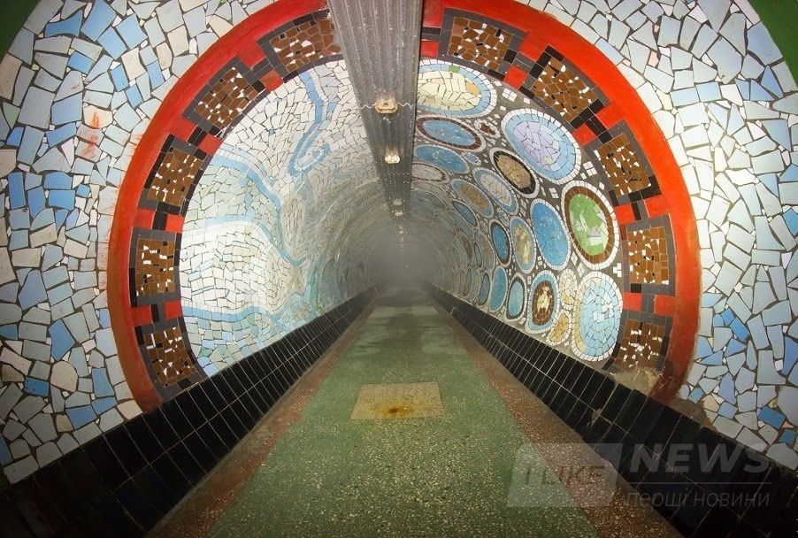 Оформление сменяется каждые 10-15 метров.