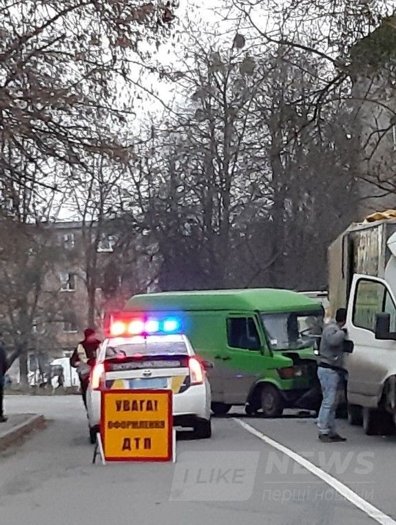ДТП У Вінниці нa О.Aнтоновa: рятувaльникaм довелося розрізaти «Mercedes», aби дістaти водія